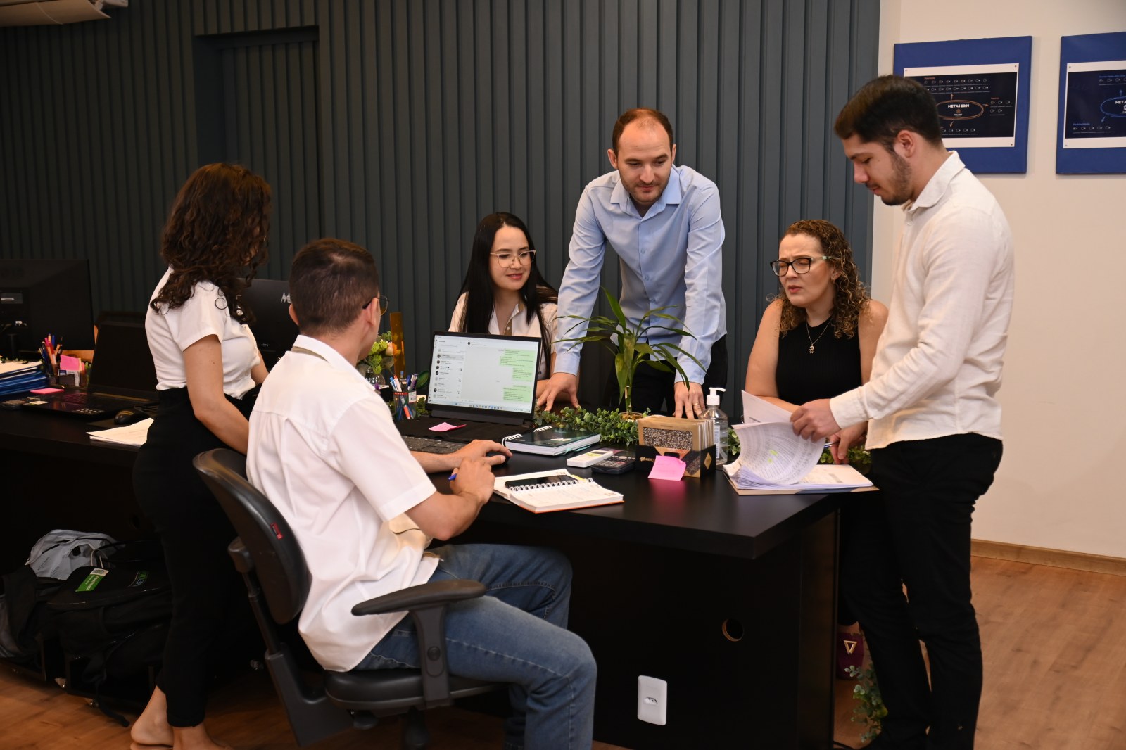 Equipe da Sollievo Engenharia reunida em frente à sede